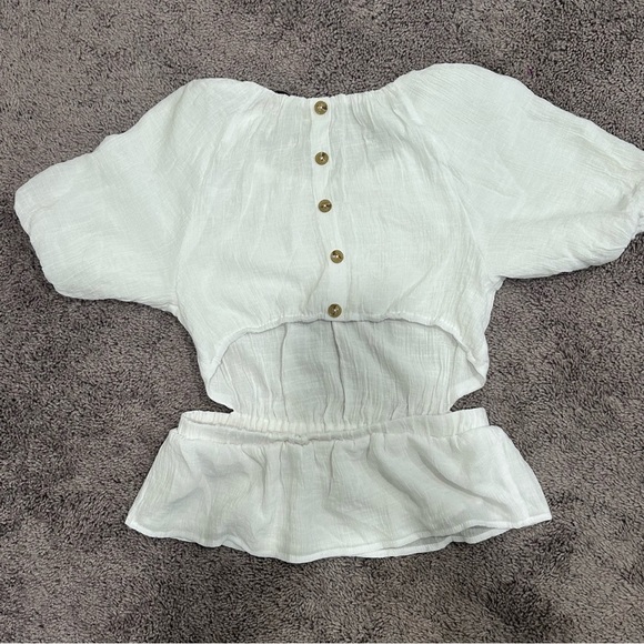 1. STATE  top. Size Small. Cut out Back. Buttons. - Picture 5 of 6